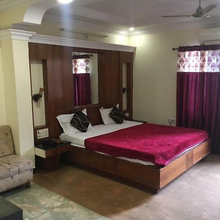 Hotel Poonam Rāipur 외부 사진
