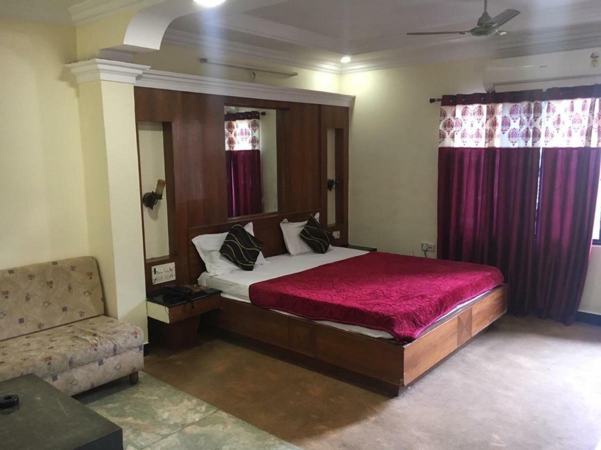 Hotel Poonam Rāipur 외부 사진